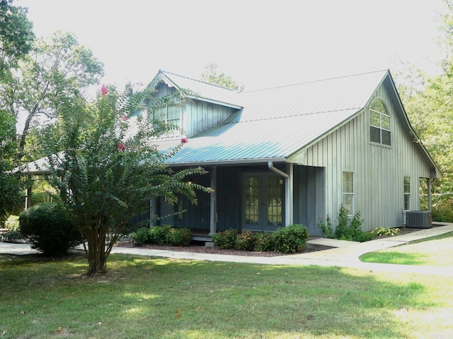 view of front of house featuring central AC and a front yard