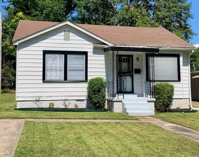 view of front facade with a front lawn