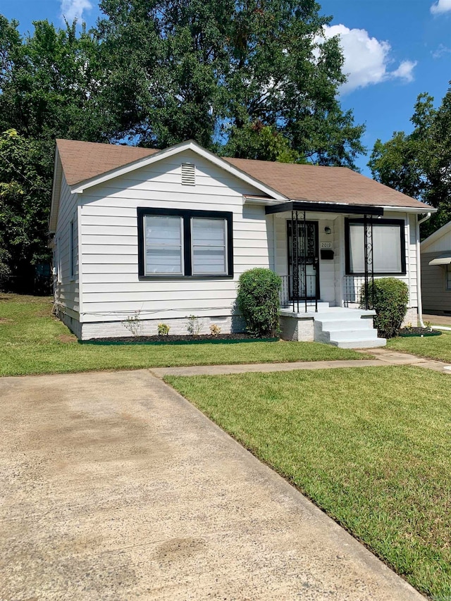 view of front facade with covered porch and a front yard