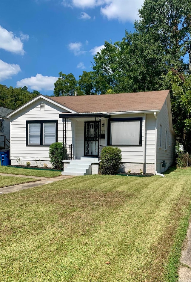 ranch-style home featuring a front lawn and a porch