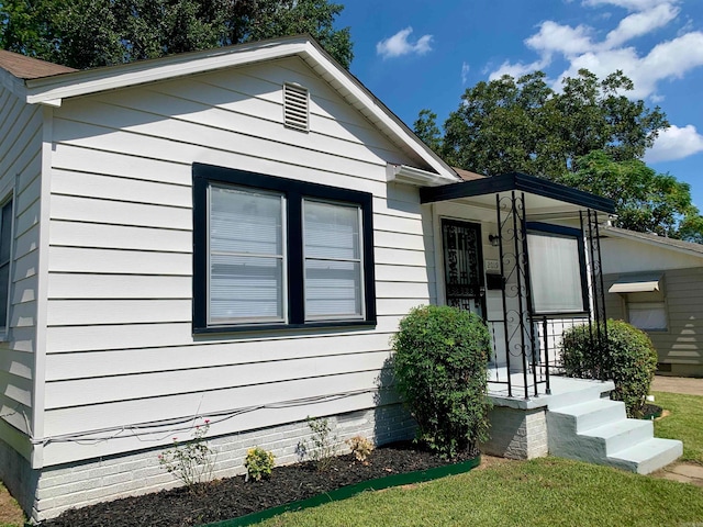 view of front facade featuring a front yard