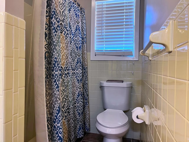 236 N Riverview Ln, Mountain View, AR 72560 - full bath with tile walls, toilet, and a shower with curtain