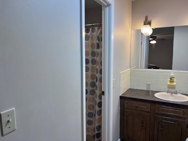 236 N Riverview Ln, Mountain View, AR 72560 - bathroom featuring decorative backsplash, vanity, ceiling fan, and curtained shower