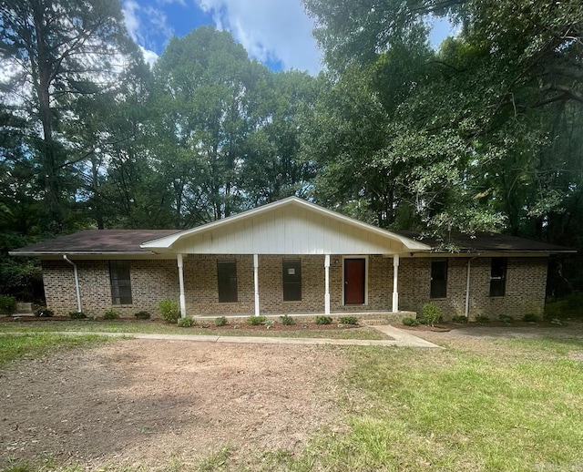 view of front facade with a porch and a front lawn