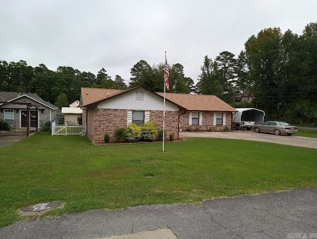 view of front facade featuring a front yard