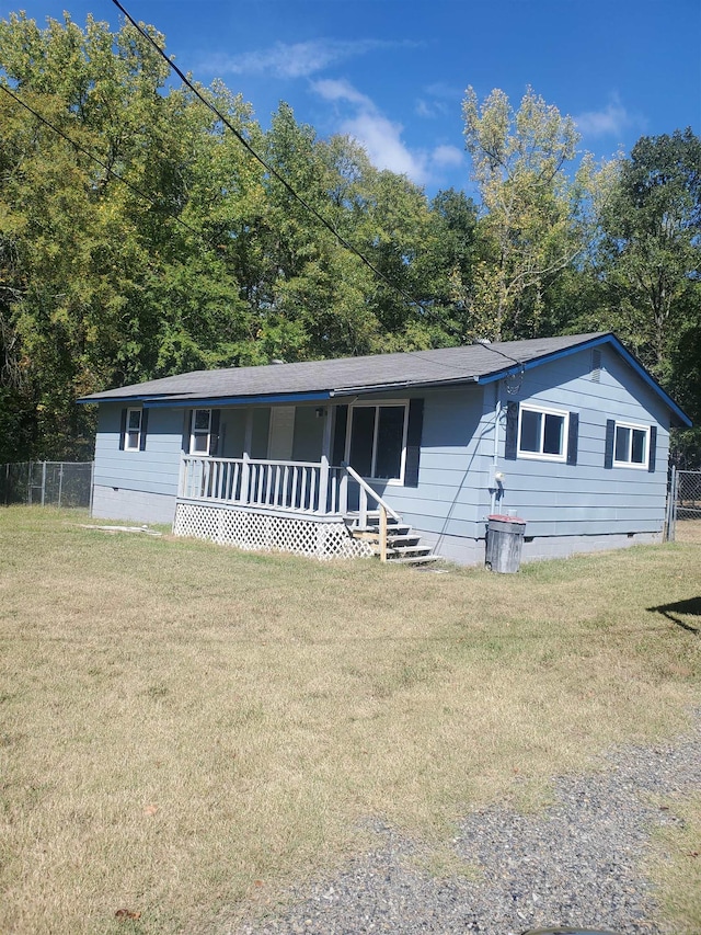 view of front of house featuring a front lawn