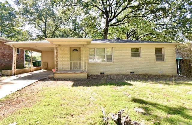 ranch-style house featuring a front lawn and a carport