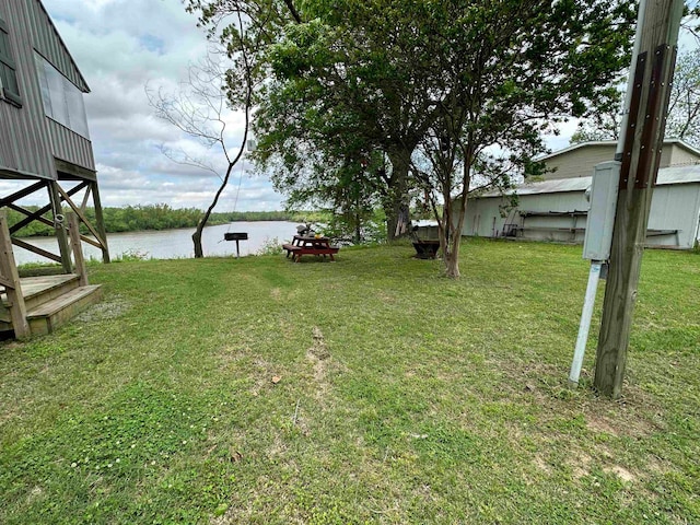 view of yard featuring a water view