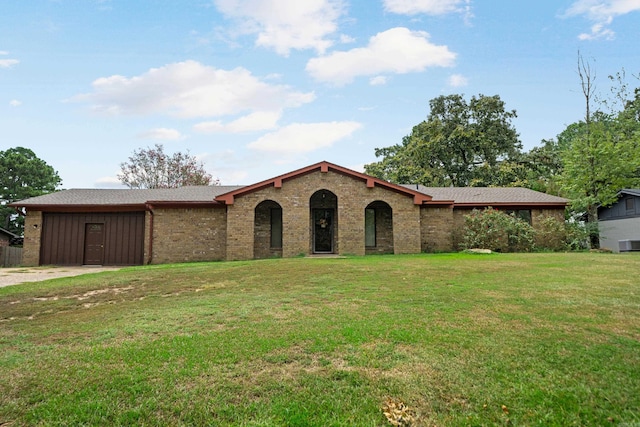 view of front of property featuring a front yard