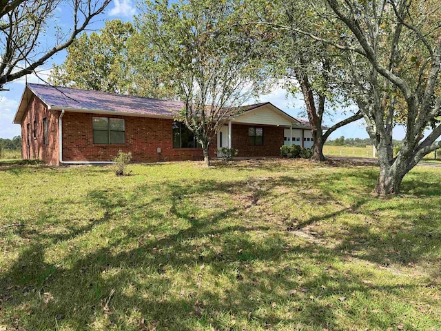 single story home with a front lawn