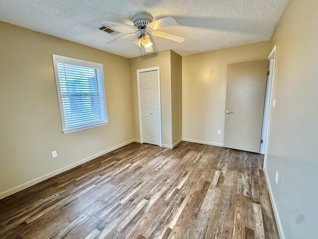 unfurnished bedroom featuring a closet, ceiling fan, a textured ceiling, and light hardwood / wood-style flooring