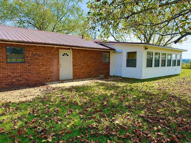 view of front of property featuring a front lawn