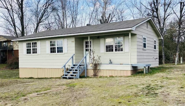 view of front of home featuring a front yard