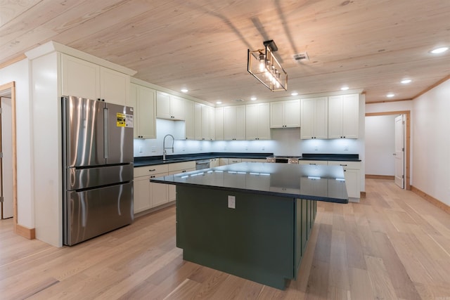 kitchen featuring sink, stainless steel appliances, light hardwood / wood-style flooring, and a kitchen island