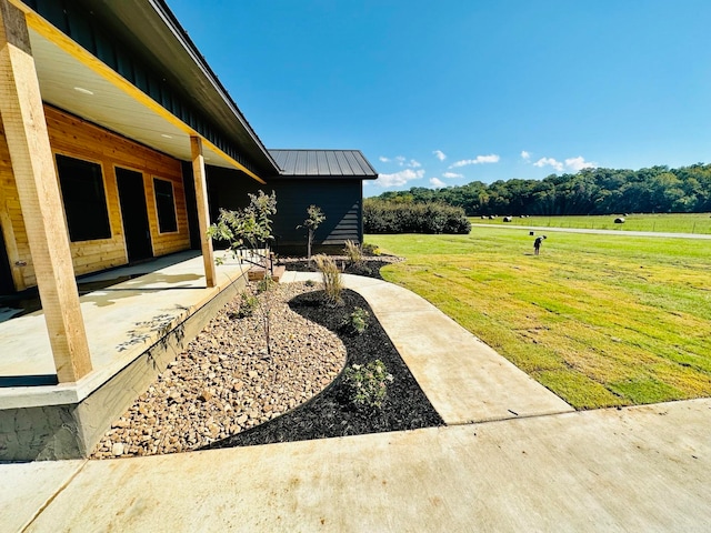 view of yard featuring a patio