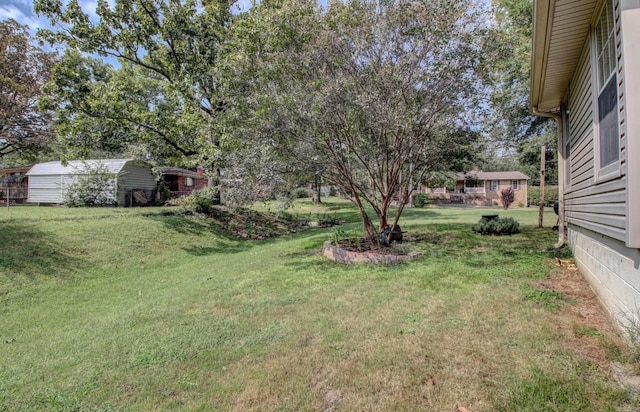 view of yard with an outbuilding