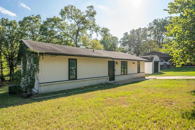 view of front of property with a front yard