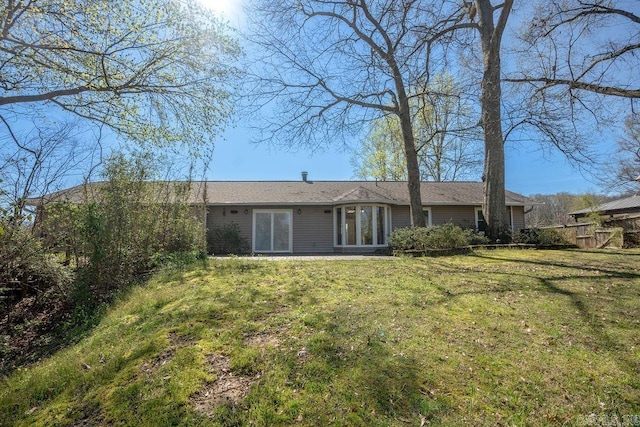 view of front of property featuring a front yard