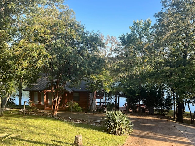 view of front facade with a front yard