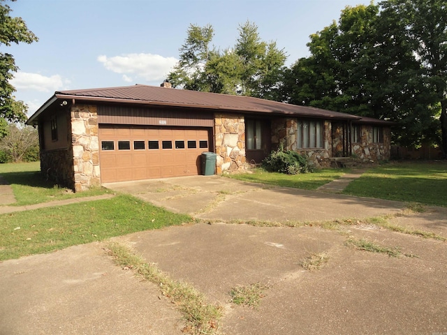 view of front facade featuring a garage and a front yard