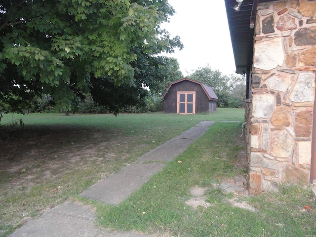 view of yard featuring a shed