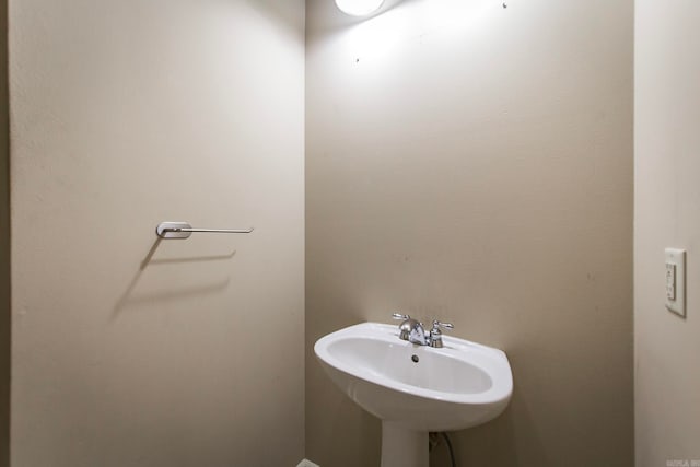 bathroom featuring sink