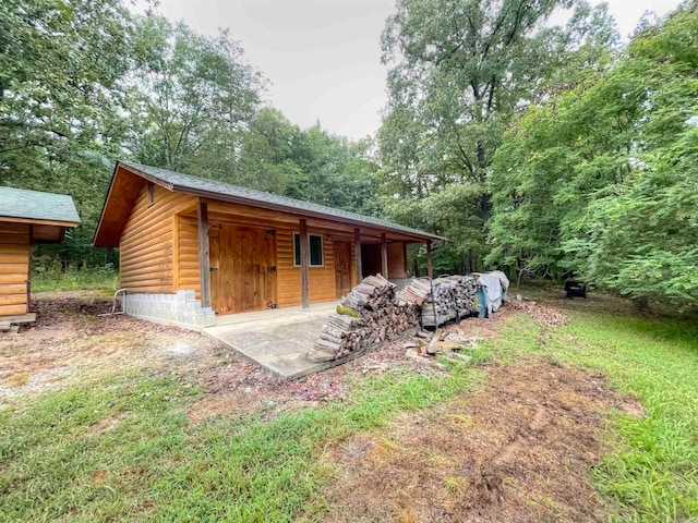 rear view of property with an outdoor structure