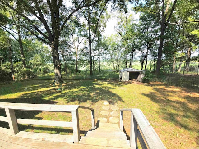 view of yard featuring a storage unit