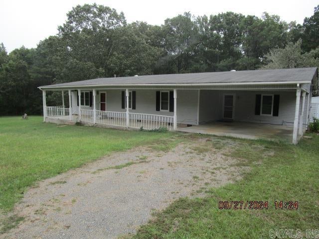 view of front facade with a front lawn and covered porch