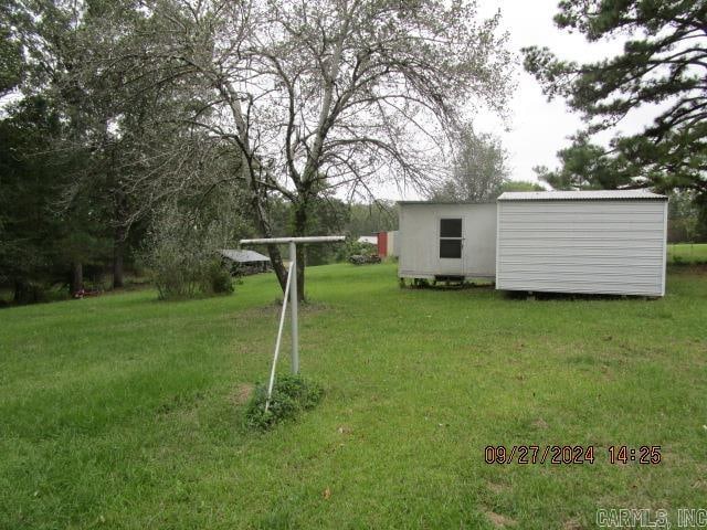 view of yard with a storage shed