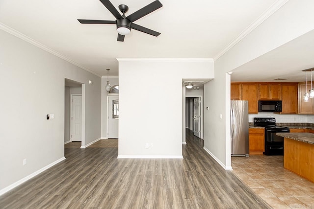 kitchen with pendant lighting, crown molding, black appliances, ceiling fan, and hardwood / wood-style floors