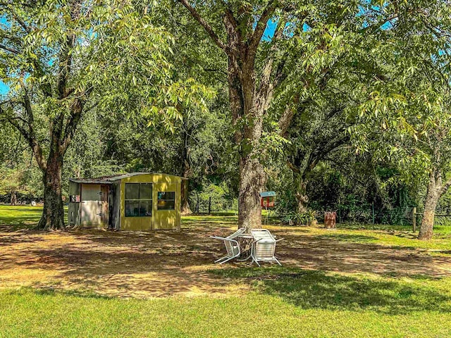 view of yard featuring an outbuilding