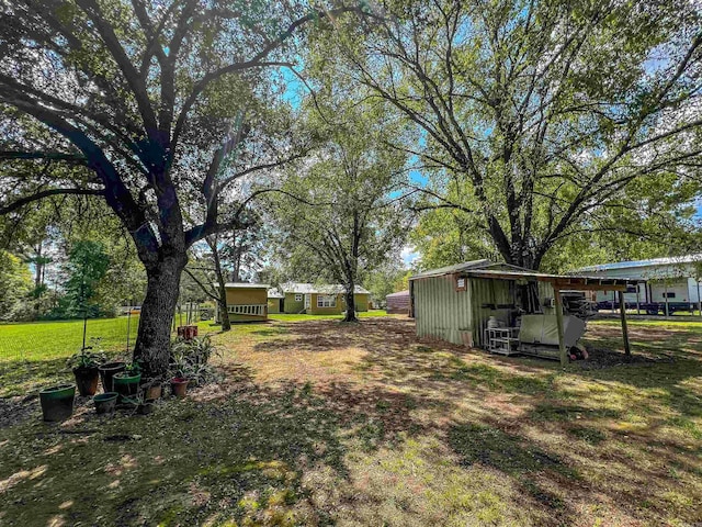 view of yard with an outbuilding