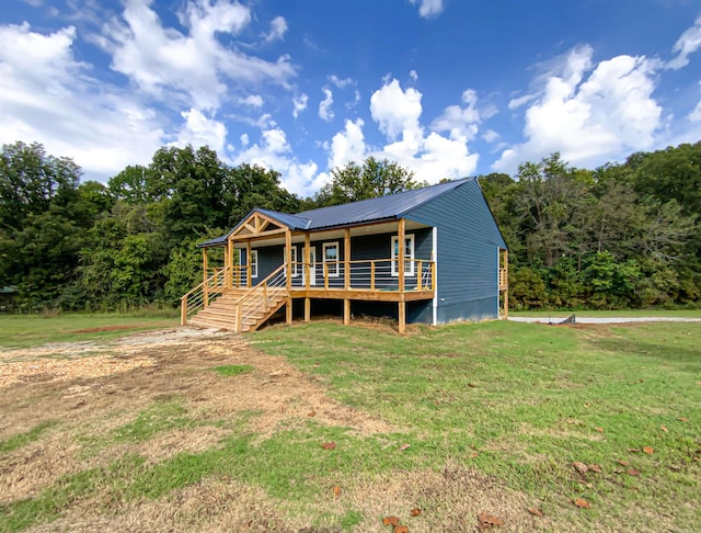 view of front facade with a front yard