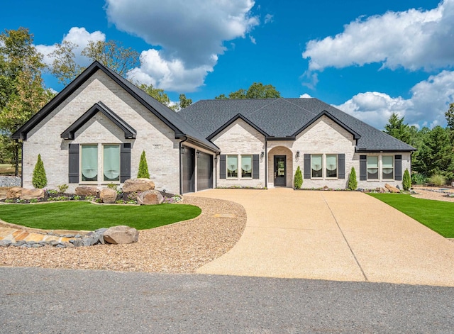 view of front of property featuring a front yard