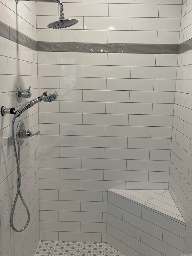 bathroom featuring a tile shower