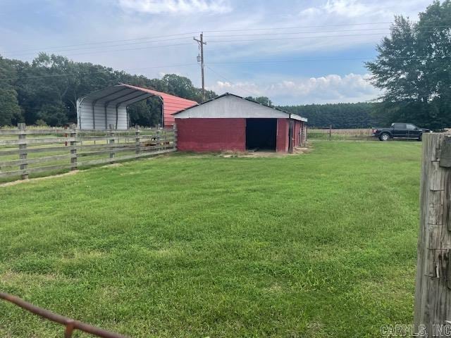 view of yard featuring an outbuilding