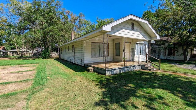 520 Main St, Newport, AR 72112 - view of front facade with a front lawn