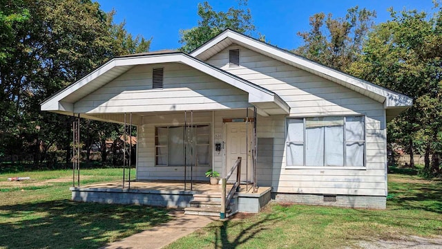 520 Main St, Newport, AR 72112 - bungalow-style home with a porch and a front lawn