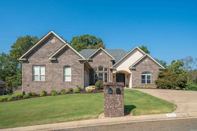 view of front facade featuring a front yard