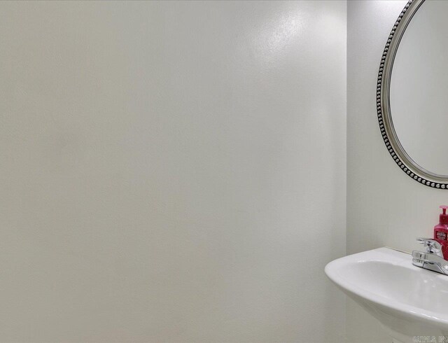 bathroom featuring sink