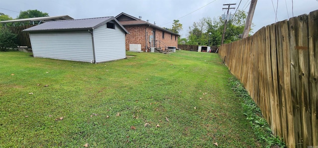 view of yard featuring a storage unit