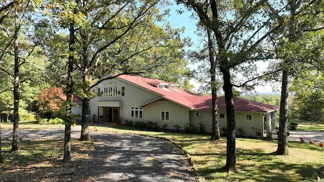 view of front of home featuring a front lawn