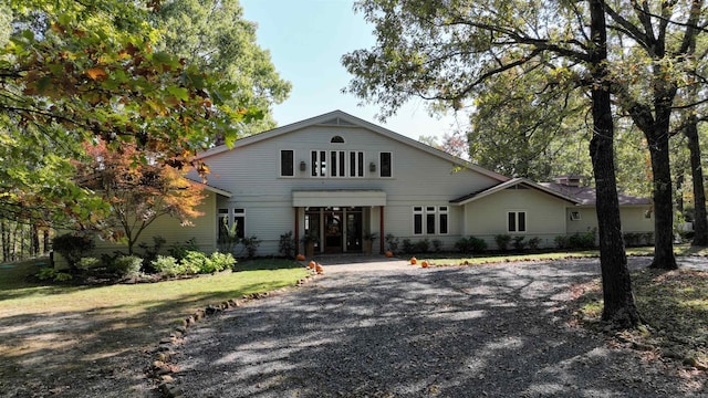 view of front of home featuring a front yard