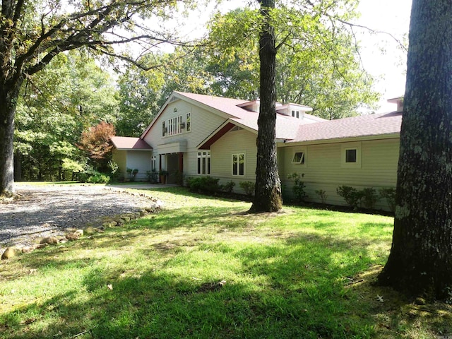 view of front facade with a front lawn