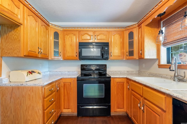 kitchen with sink, crown molding, hanging light fixtures, black appliances, and dark hardwood / wood-style flooring