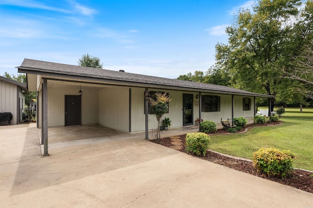 ranch-style home featuring a porch, a front lawn, and a carport