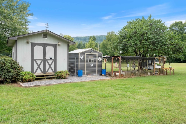 view of yard featuring a storage unit