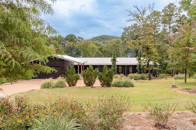 ranch-style house featuring a front yard