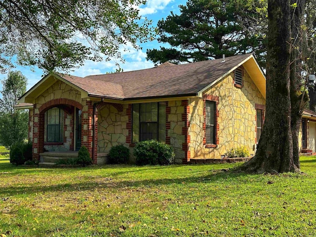 ranch-style home featuring a front lawn